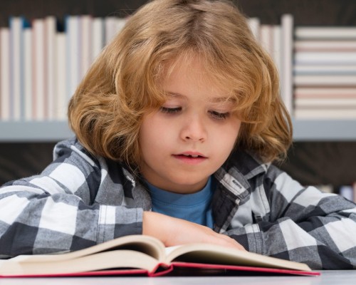 Cum îmi ajut copilul cu dificultăți de citire?
