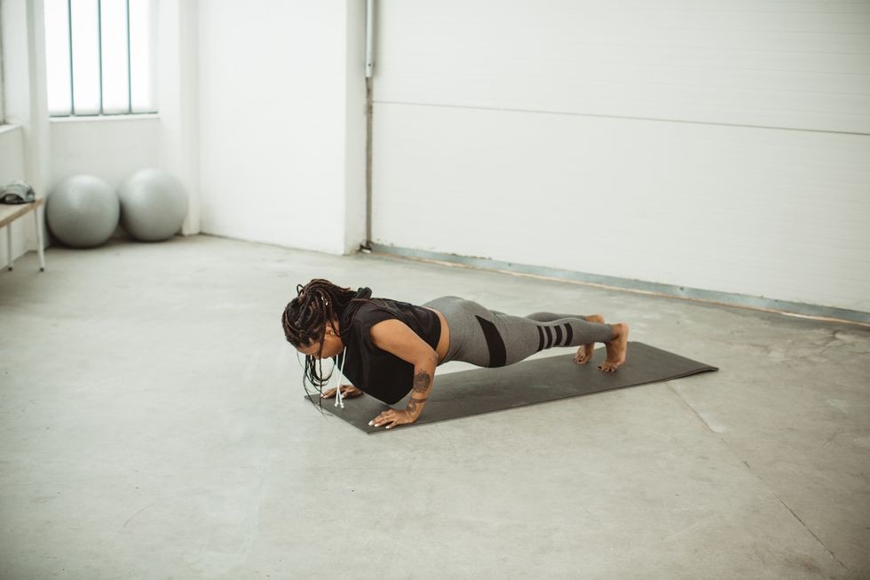 lucrand la partea superioara a corpului ei