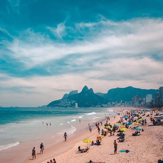 Plaja insorita cu cer albastru deasupra