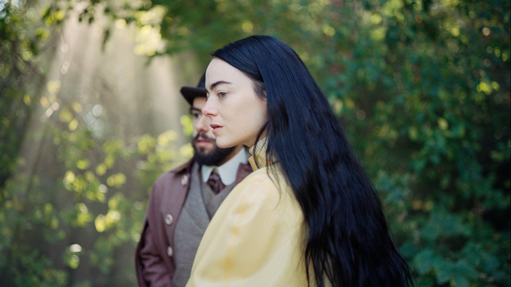 Emma Stone si Ramy Youssef in Poor Things