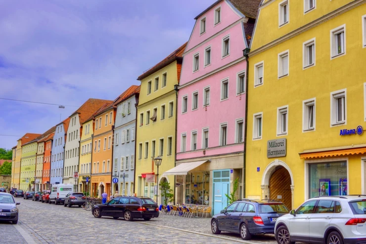 case colorate pe calea principala din Stadtamhof din Regensburg, Germania