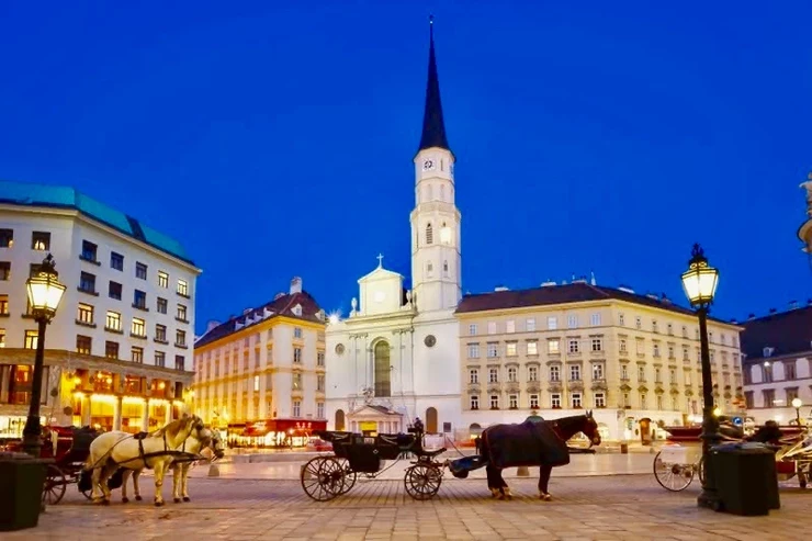 trasuri trase de cai in fata Bisericii Sf. Mihail din Piata Sf. Mihail