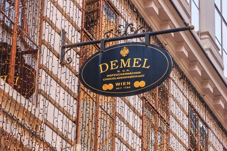 vedere la cafeneaua de semne exterioare Demel in ajunul Craciunului