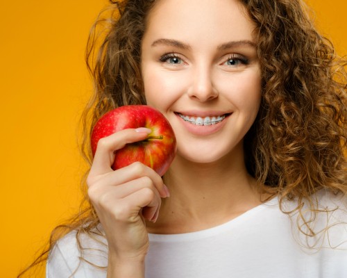 Aparate dentare și alimentația: ce trebuie să eviți să mănânci?